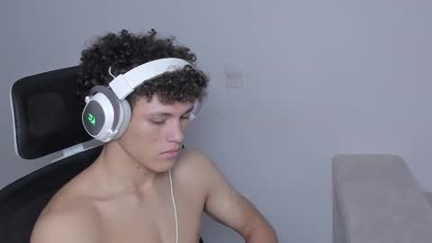 Laureent online show from September 18, 2025, 6:54 pm