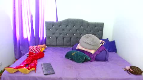 Lauren online show from November 19, 2025, 8:42 pm