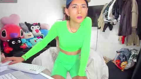 Snapshot of laurencesophiets chatting on October 4, 2025, 4:27 pm SF online show from October 4, 2025, 4:27 pm