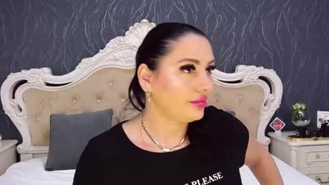 Laura online show from May 5, 2026, 2:25 pm