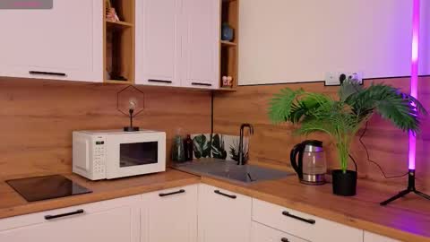 Laura online show from December 4, 2025, 5:06 am