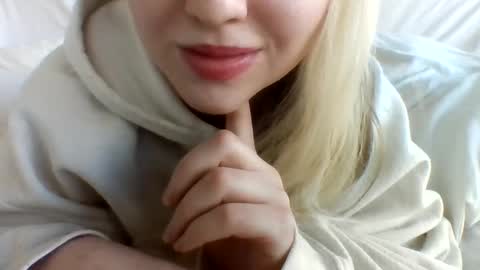 layannalea online show from December 11, 2024, 8:50 pm