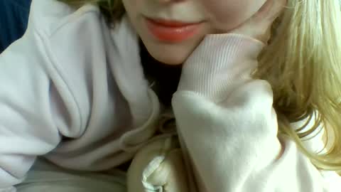 layannalea online show from March 3, 2025, 7:06 pm