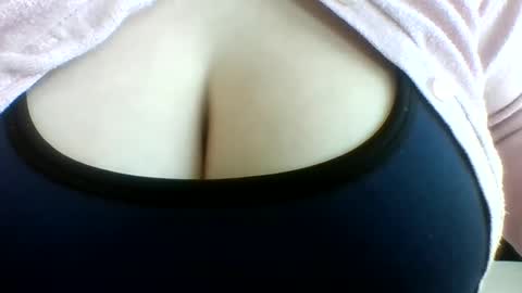 Snapshot of layannalea chatting on May 4, 2026, 1:23 am layannalea online show from May 4, 2026, 1:23 am