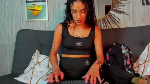 Layla online show from December 8, 2024, 12:40 am