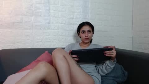 Layla online show from February 22, 2025, 1:00 am