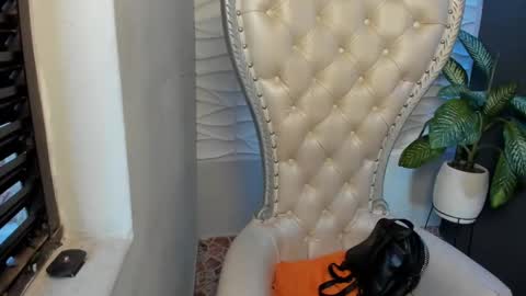 Layla online show from October 3, 2025, 10:51 pm