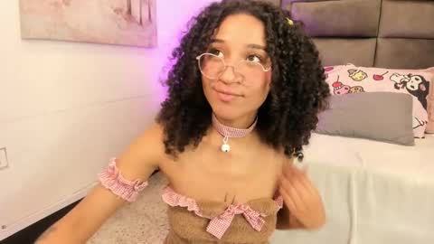Snapshot of layla_clarke chatting on September 19, 2025, 8:16 am layla_clarke online show from September 19, 2025, 8:16 am