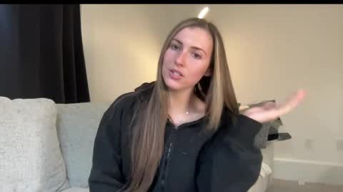 laylahlaylah1 online show from April 22, 2026, 11:34 am