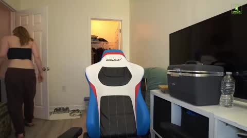 Layla Universe online show from November 29, 2025, 5:32 am