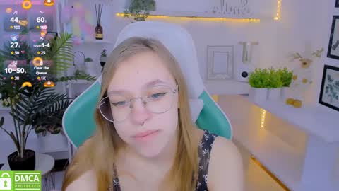 layriantavee online show from January 29, 2025, 7:04 am