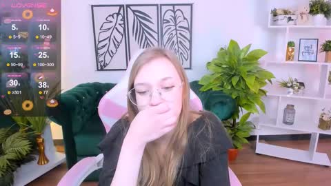 layriantavee online show from February 11, 2025, 7:02 am