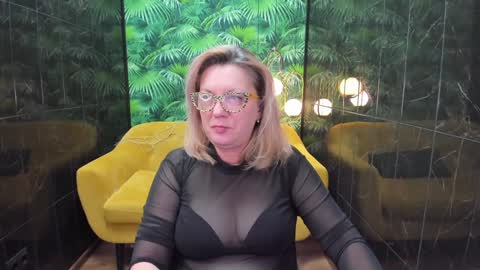 Snapshot of lea_fruit chatting on January 2, 2025, 8:06 am Lea online show from January 2, 2025, 8:06 am