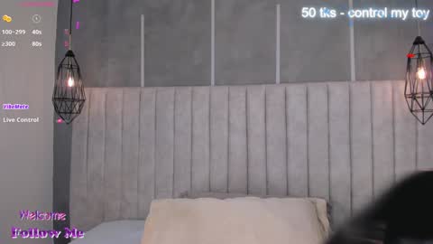 Snapshot of lea_gray chatting on February 8, 2025, 6:22 pm    online show from February 8, 2025, 6:22 pm