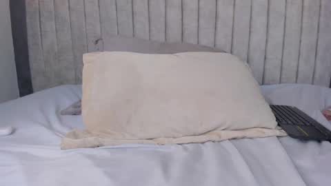 Snapshot of lea_gray chatting on March 11, 2025, 10:20 pm    online show from March 11, 2025, 10:20 pm