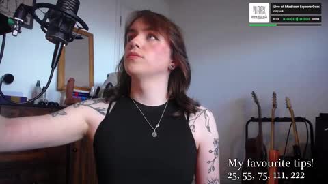 leah_lust_ online show from September 16, 2025, 2:51 pm