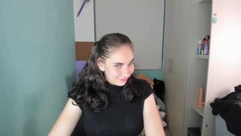 Snapshot of leah_sm chatting on January 22, 2025, 4:34 am Laura online show from January 22, 2025, 4:34 am