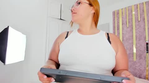 Snapshot of leahbarker chatting on February 15, 2025, 9:26 pm Leah online show from February 15, 2025, 9:26 pm