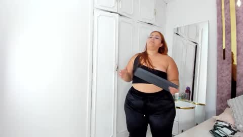 Snapshot of leahbarker chatting on March 5, 2025, 10:32 pm Leah online show from March 5, 2025, 10:32 pm