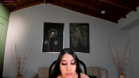 leahlombardi_ online show from September 19, 2025, 3:19 am