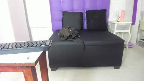 Snapshot of leamoreau__ chatting on November 4, 2025, 11:31 am leamoreau__ online show from November 4, 2025, 11:31 am