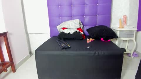 Snapshot of leamoreau__ chatting on November 6, 2025, 11:44 am leamoreau__ online show from November 6, 2025, 11:44 am