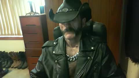 Snapshot of leathergreaser chatting on October 28, 2025, 10:12 pm leathergreaser online show from October 28, 2025, 10:12 pm