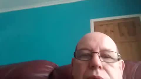 Snapshot of leatherpants68 chatting on October 17, 2025, 10:40 am leatherpants68 online show from October 17, 2025, 10:40 am