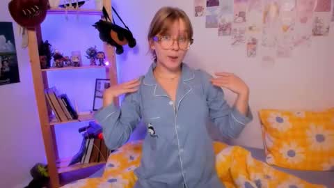 Snapshot of leazy_peasy chatting on September 22, 2025, 8:11 pm Ellie online show from September 22, 2025, 8:11 pm