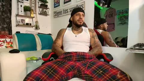 leenar_key online show from November 29, 2025, 2:42 pm