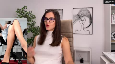 Elle  online show from November 17, 2025, 10:54 am