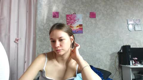 leila_bambi_ online show from November 3, 2025, 7:20 am