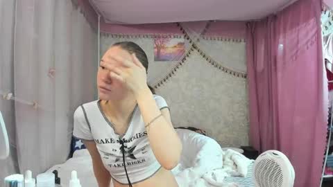 Snapshot of leila_bambi_ chatting on April 15, 2026, 1:01 am leila_bambi_ online show from April 15, 2026, 1:01 am
