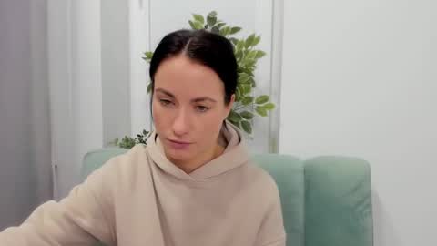 leilabloom online show from January 26, 2025, 11:50 am