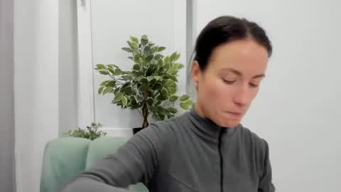 leilabloom online show from January 27, 2025, 4:43 pm