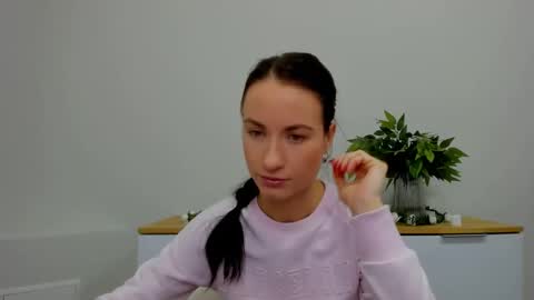 leilabloom online show from February 3, 2025, 12:36 pm