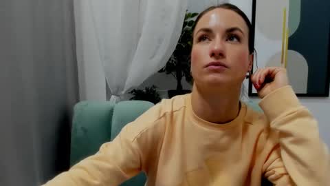 leilabloom online show from February 6, 2025, 11:54 am