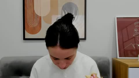 leilabloom online show from February 9, 2025, 2:07 pm