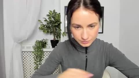 leilabloom online show from February 12, 2025, 12:01 pm