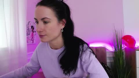 leilabloom online show from February 15, 2025, 12:11 pm