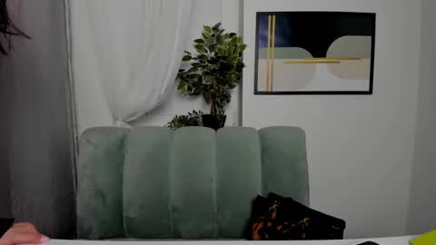 leilabloom online show from February 26, 2025, 12:58 pm