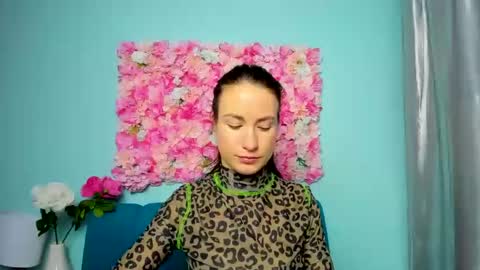 leilabloom online show from March 9, 2025, 2:54 pm