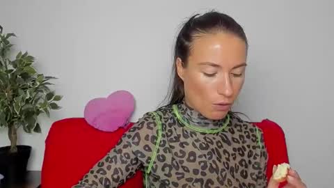 leilabloom online show from September 9, 2025, 12:59 pm