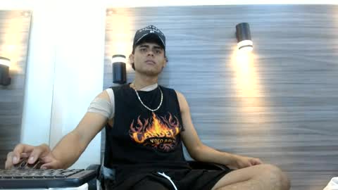 lelehott01 online show from June 25, 2026, 2:44 am