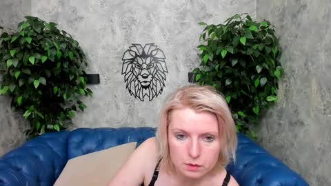 Snapshot of lena_paulles chatting on December 19, 2024, 1:51 pm Lena online show from December 19, 2024, 1:51 pm
