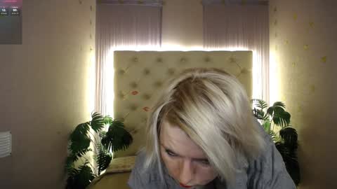 Snapshot of lena_paulles chatting on December 23, 2024, 1:35 pm Lena online show from December 23, 2024, 1:35 pm
