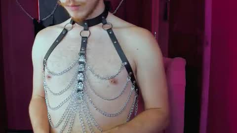 Snapshot of leo_mooree chatting on October 8, 2025, 6:05 pm Leo online show from October 8, 2025, 6:05 pm