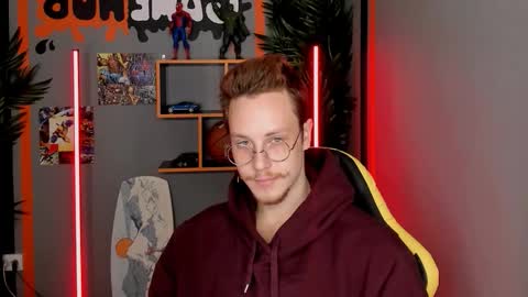 Snapshot of leo_mooree chatting on November 4, 2025, 4:06 pm Leo online show from November 4, 2025, 4:06 pm