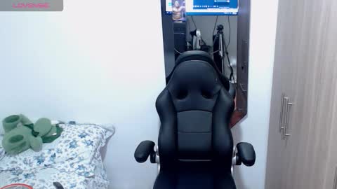 Snapshot of leo_muscleboy chatting on October 8, 2025, 11:57 pm Leo online show from October 8, 2025, 11:57 pm