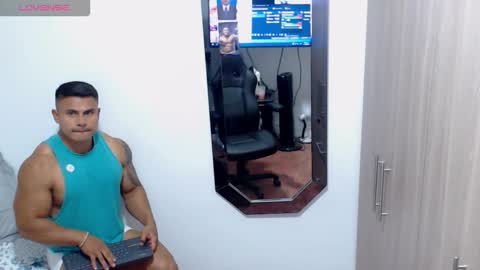 Snapshot of leo_muscleboy chatting on October 12, 2025, 12:42 am Leo online show from October 12, 2025, 12:42 am